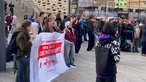 Mehrere junge Frauen halten ein Transparent