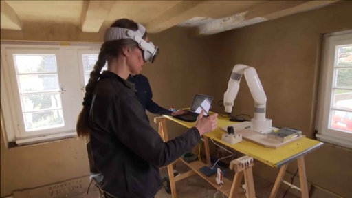 Frau mit VR-Brille bei handwerklicher Arbeit