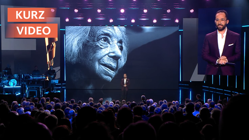 Bilder von Margot Friedländer auf großen Bildschirmen beim Deutschen Filmpreis
