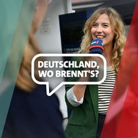 WDR-Reporterin führt ein Interview mit einem Mikrofon in der Hand mit der Schrift "Deutschland, wo brennt's?" 