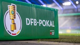 Das Logo des DFB-Pokal ist am Spielfeldrand platziert.