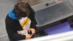 17.09.2010: eine Abgeordnete der Linken mit einem durchgestrichenen Stuttgart 21-Schriftzug auf dem T-Shirt