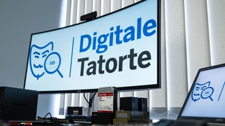 Ein Bildschirm zeigt die Schrift "Digitale Tatorte"
