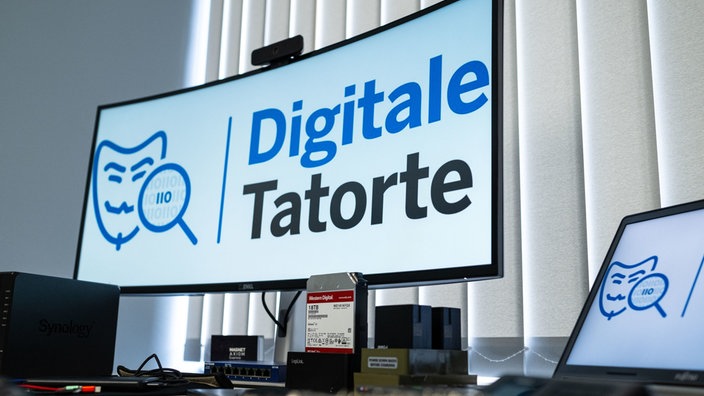 Ein Bildschirm zeigt die Schrift "Digitale Tatorte"
