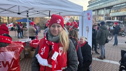 Dina Kirschbaum in GEW Klamotten auf dem Streik