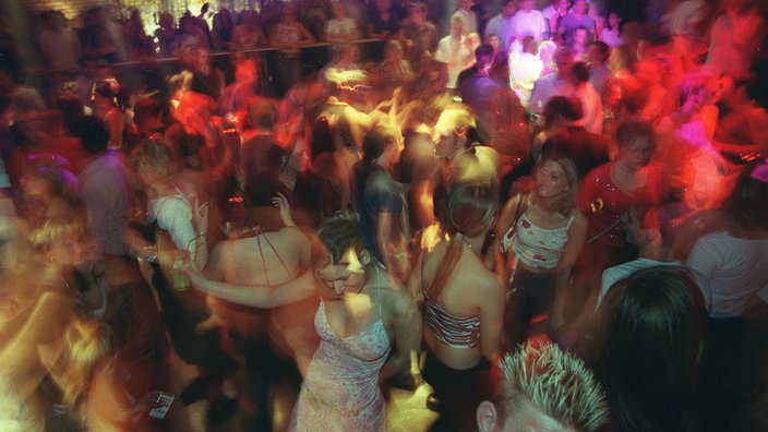 Tanzende Menschenmänge in einem Nachtclub