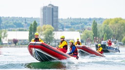 Boote der DLRG auf einem Fluss