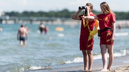 DLRG Rettungsschwimmer am Strand