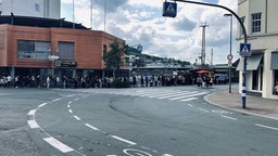Lange Schlange an der Europastraße in Siegen