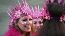 Eine Detailaufnahme einer jungen Dame mit pinken Glitzer-Make Up am 11.11.
