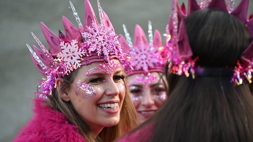 Eine Detailaufnahme einer jungen Dame mit pinken Glitzer-Make Up am 11.11.