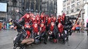 Eine Gruppe Rockerinnen vor dem Kölner Dom am 11.11.