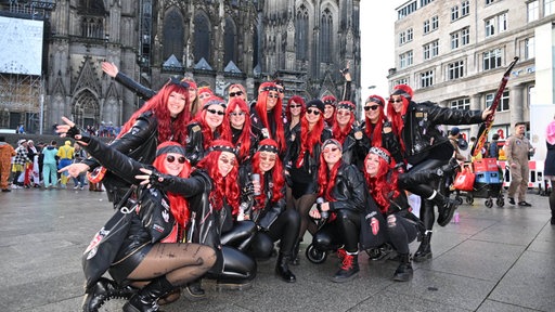 Eine Gruppe Rockerinnen vor dem Kölner Dom am 11.11.
