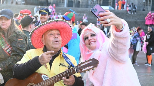 Ein Musiker und eine Fee machen ein Selfie mit einem Smartphone am 11.11.