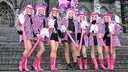 Eine Gruppe pinker Cowgirls auf den Treppen vor dem Kölner Dom am 11.11.