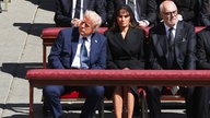 US-Präsident Donald Trump und First-Lady Melania Trump sitzen während der Papst-Trauerfeier auf dem Petersplatz