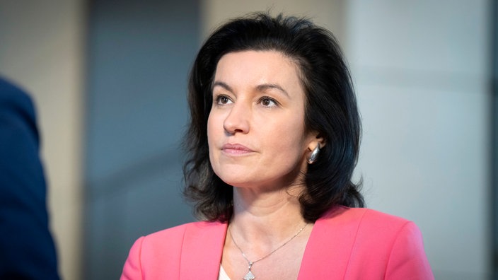 Dorothee Baer bei einem Pressestatement im Reichstagsgebäude
