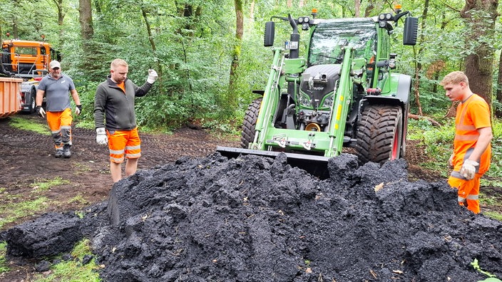 Der illegal abgekippte Asphalt wird vom Bauhof entsorgt
