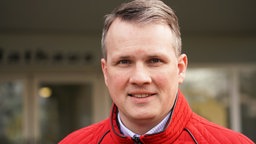 Bürgermeister Tobias Stockhoff steht vor dem Eingang des Rathauses