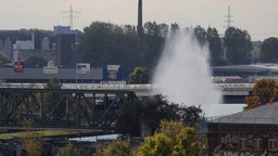 In Muenster steigt, bei der kontrollierten Sprengung einer Fliegerbombe, eine Wasserfontäne in die Luft