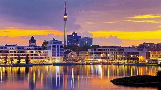 Der Phoenix See mit dem Florianturm in Dortmund 