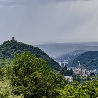 Blick vom Petersberg in Königswinter, links der Drachenfels mit der Drachenburg 