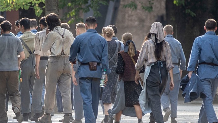 Statisten des Films "Die Tribute von Panem" laufen durch den Landschaftspark in Duisburg