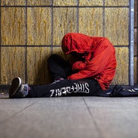 Eine Person unter dem Einfluss von Drogen sitzt in einer U-Bahn-Haltestelle in Köln