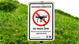 Drohnenflugverbotsschild am Münchener Flughafen