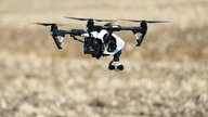 Eine Drohne vom Typ DJI Inspire 1 mit der Kamera Xenmuse X3 fliegt über ein Feld