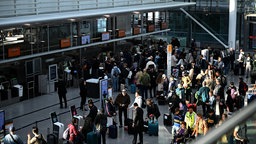 Passagiere sind im Flughafen München zu sehen