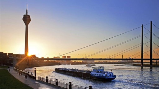 Die Rheinkniebrücke und der Fernsehturm in Düsseldorf am Rhein