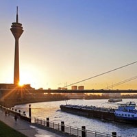 Die Rheinkniebrücke und der Fernsehturm in Düsseldorf am Rhein