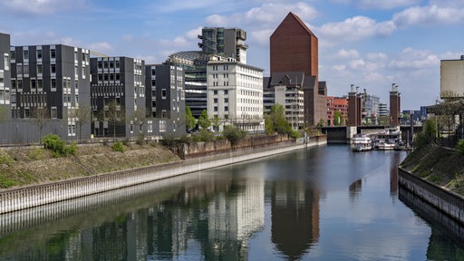 Die Schwanentorbrücke im Innenhafen von Duisburg
