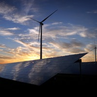 Windräder und eine Solaranlage in Unterfranken
