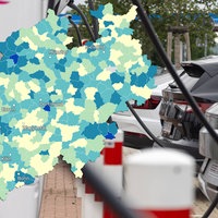 NRW-Karte mit Ladepunkten und E-Autos an Ladestationen