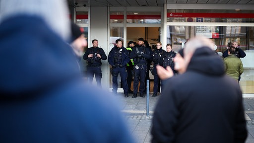 Polizei und Kunden vor Sparkasse in Gelsenkirchen