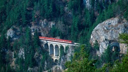 Eisenbahn auf Brücke
