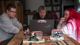 James Barthel und seine Frau Bine sitzen gemeinsam mit ihrem Sohn am Esstisch 