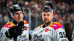 Eishockeyspieler der Kölner Haie: Maximilian Kammerer (links) und Julius Hudacek (rechts)