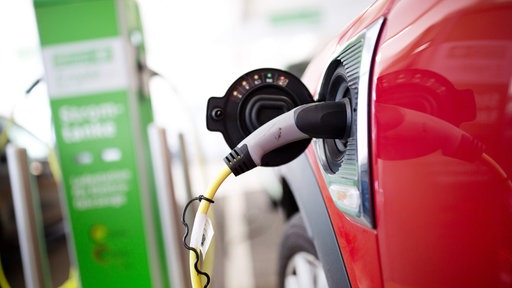 Ein Elektroauto lädt an einer Ladestsation