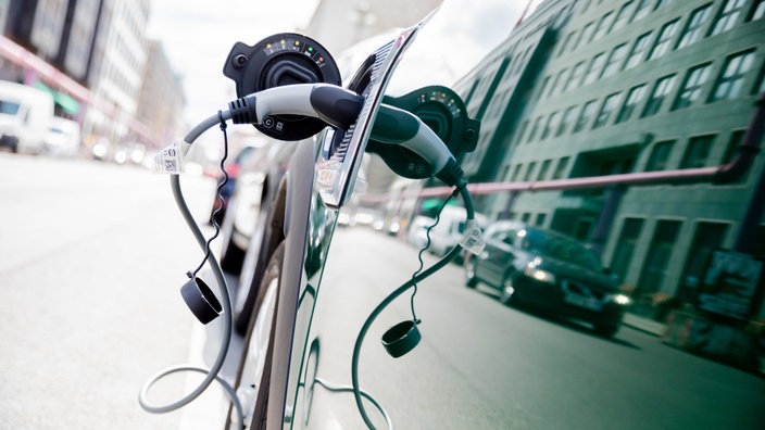 grünes E-Auto wird geladen  