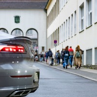 Pylonen stehen auf der Straße vor einer Schule, um sie für Autos abzusperren