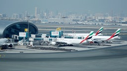 Flugzeuge der Emirates stehen am Flughafen in Dubai 