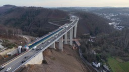 Auf der Rahmedetalbrücke fahren Autos