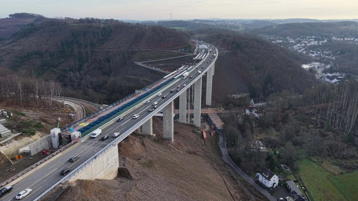 Auf der Rahmedetalbrücke fahren Autos