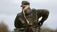 Soldatin in Uniform von hinten 