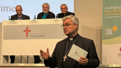 Erzbischof Dr. Udo Markus Bentz hält eine Rede 