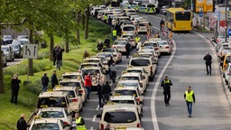 Taxifahrer demonstrieren gegen  Fahrtenvermittler wie Uber und Bolt in Essen, 07.05.