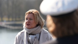 Eva Högl, Wehrbeauftragte des Deutschen Bundestages, steht an Deck des Minenjagdboots.